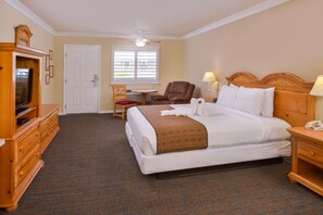 Desk, iron/ironing board, free WiFi, bed sheets - Cayucos Beach Inn (Cayucos)