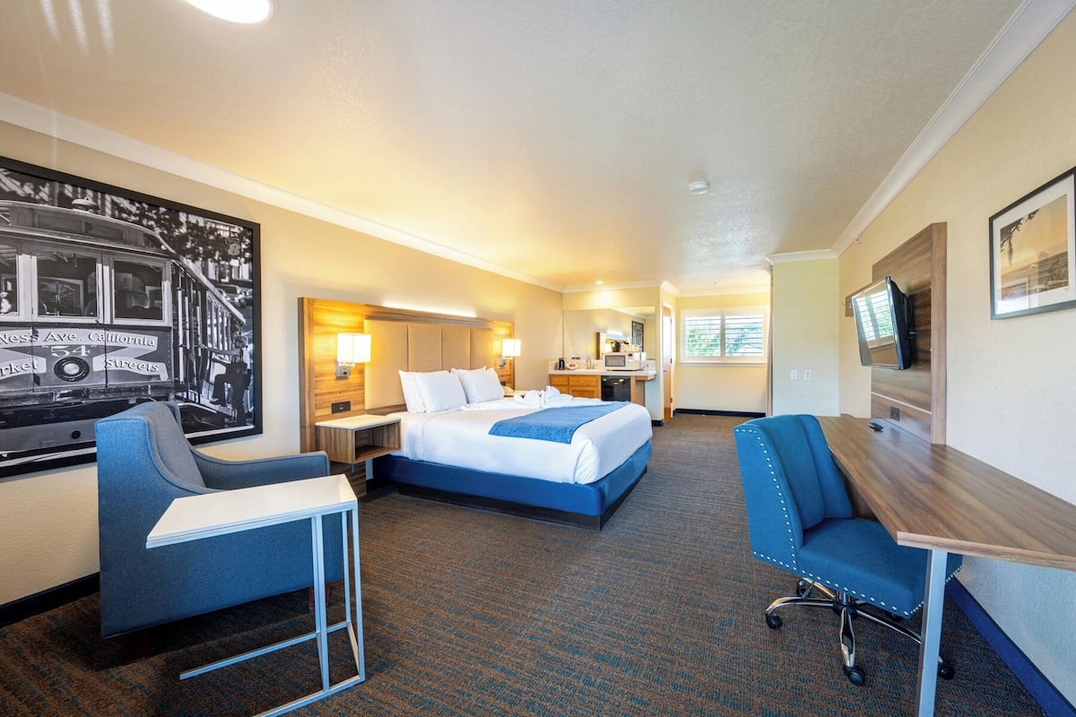 標準客房, 1 張特大雙人床 | 書桌、熨斗/熨衫板、免費 Wi-Fi、床單