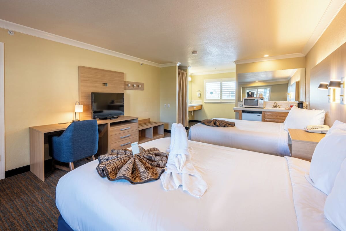 標準客房, 2 張加大雙人床 | 書桌、熨斗/熨衫板、免費 Wi-Fi、床單