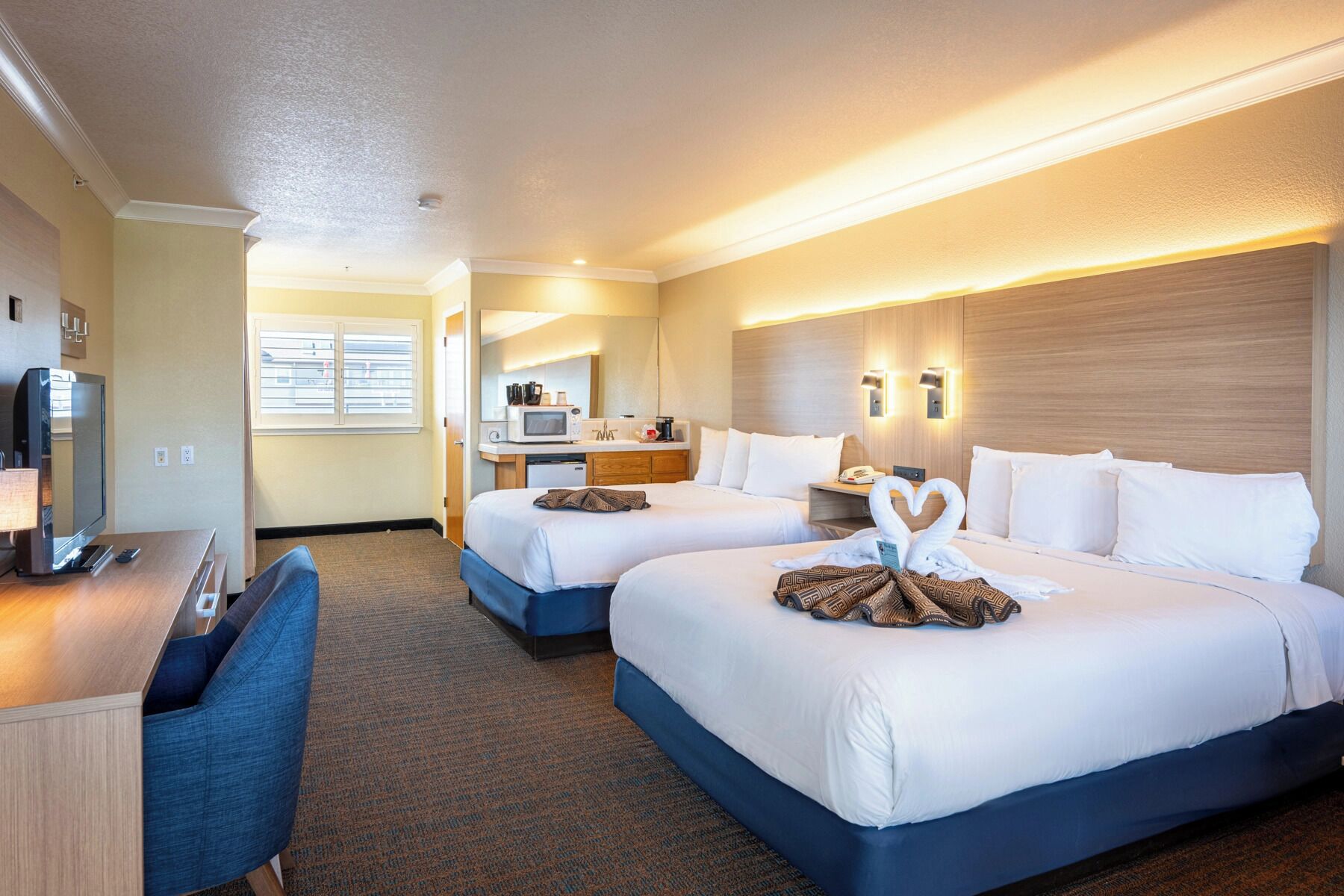 Escritorio, tabla de planchar con plancha, wifi gratis y ropa de cama