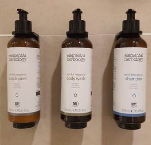 Eco-friendly toiletries, hair dryer, slippers, bidet - Mercure Penang Beach (George Town)