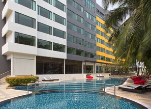 Outdoor pool, pool loungers - Mercure Penang Beach (George Town)