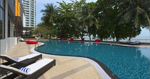 Outdoor pool, pool loungers - Mercure Penang Beach (George Town)