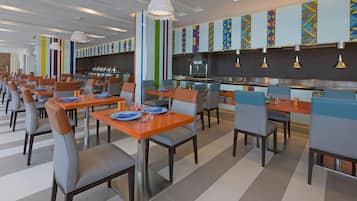 Desayuno buffet diario (MYR 40 por persona)