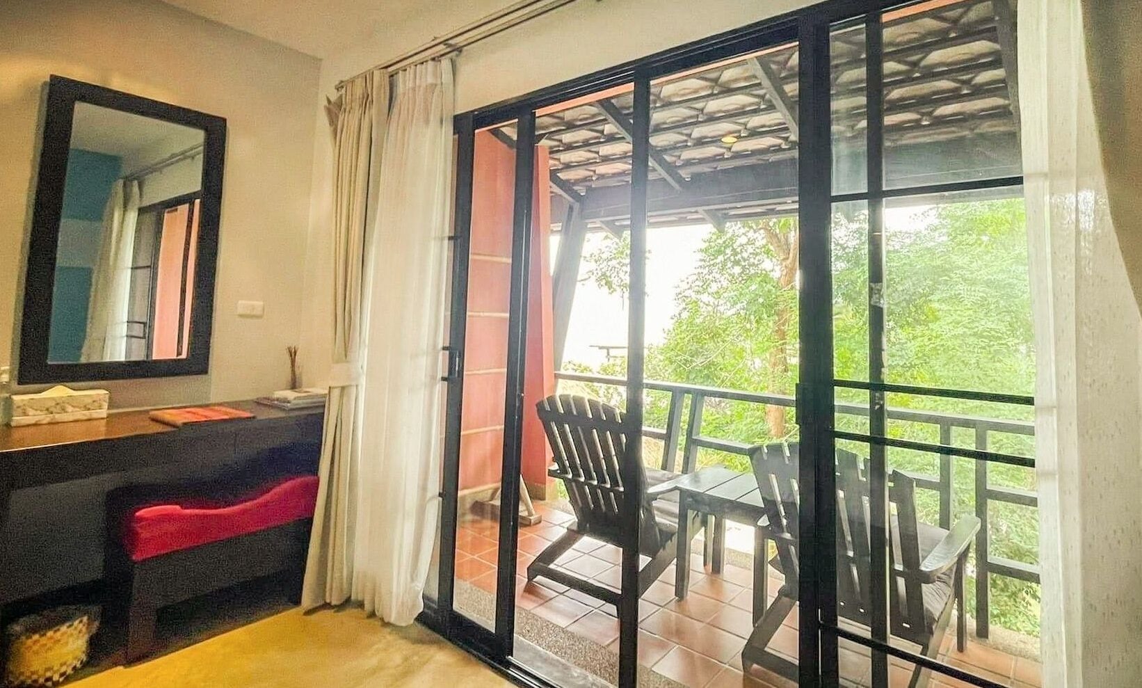 deluxe room | living area