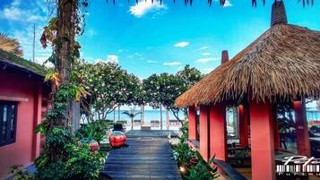 Breakfast, lunch, dinner served; Thai cuisine