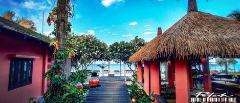 Breakfast, lunch, dinner served; Thai cuisine