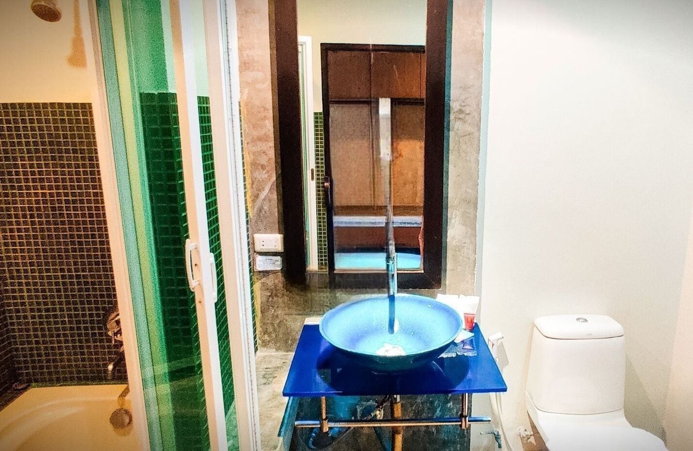 deluxe room | bathroom | shower, rainfall showerhead, free toiletries, hair dryer