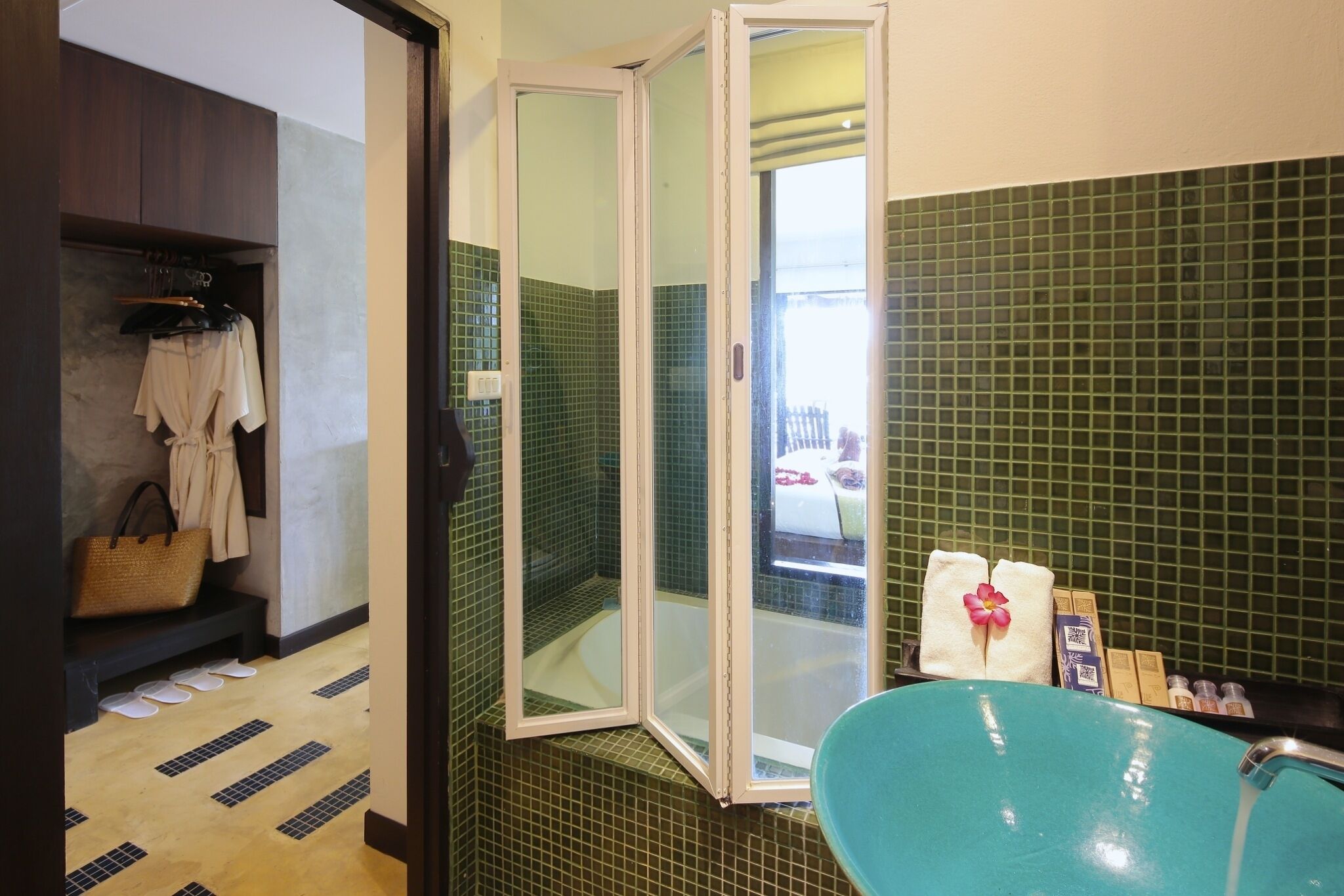 deluxe room | bathroom | shower, rainfall showerhead, free toiletries, hair dryer