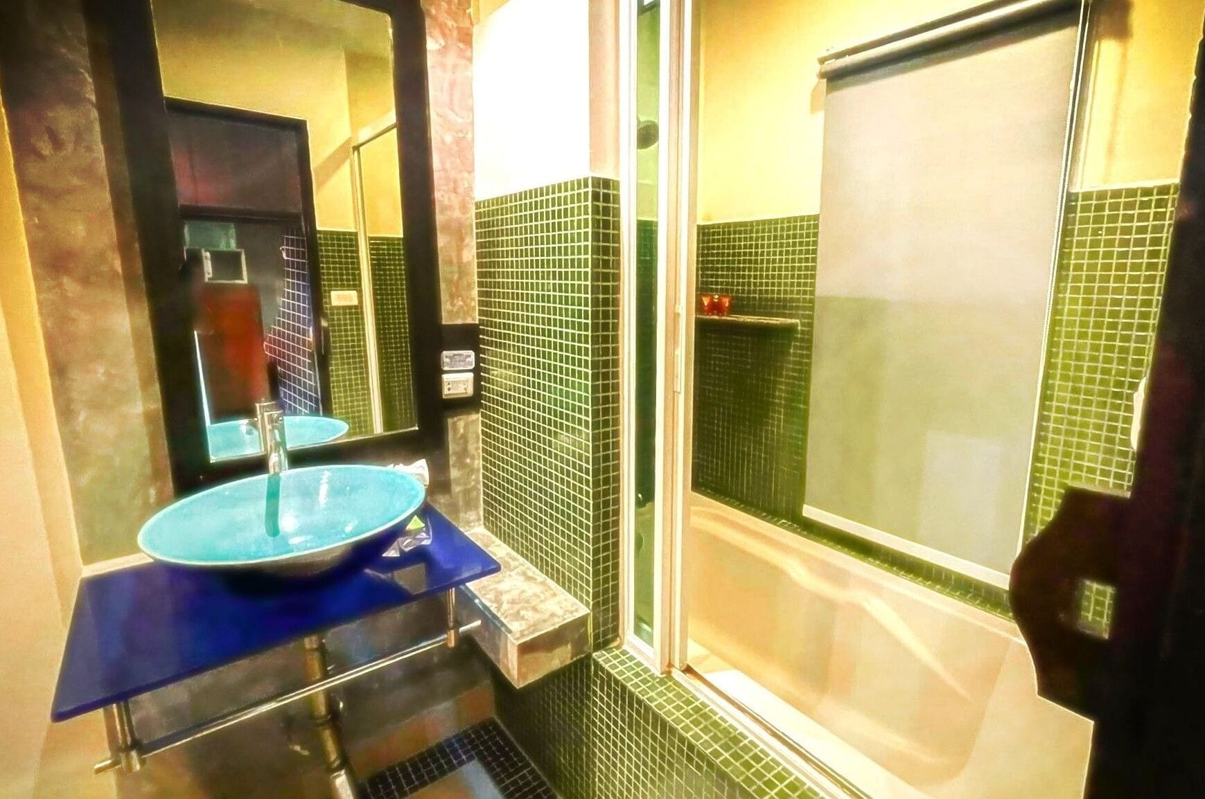 deluxe room | bathroom | shower, rainfall showerhead, free toiletries, hair dryer