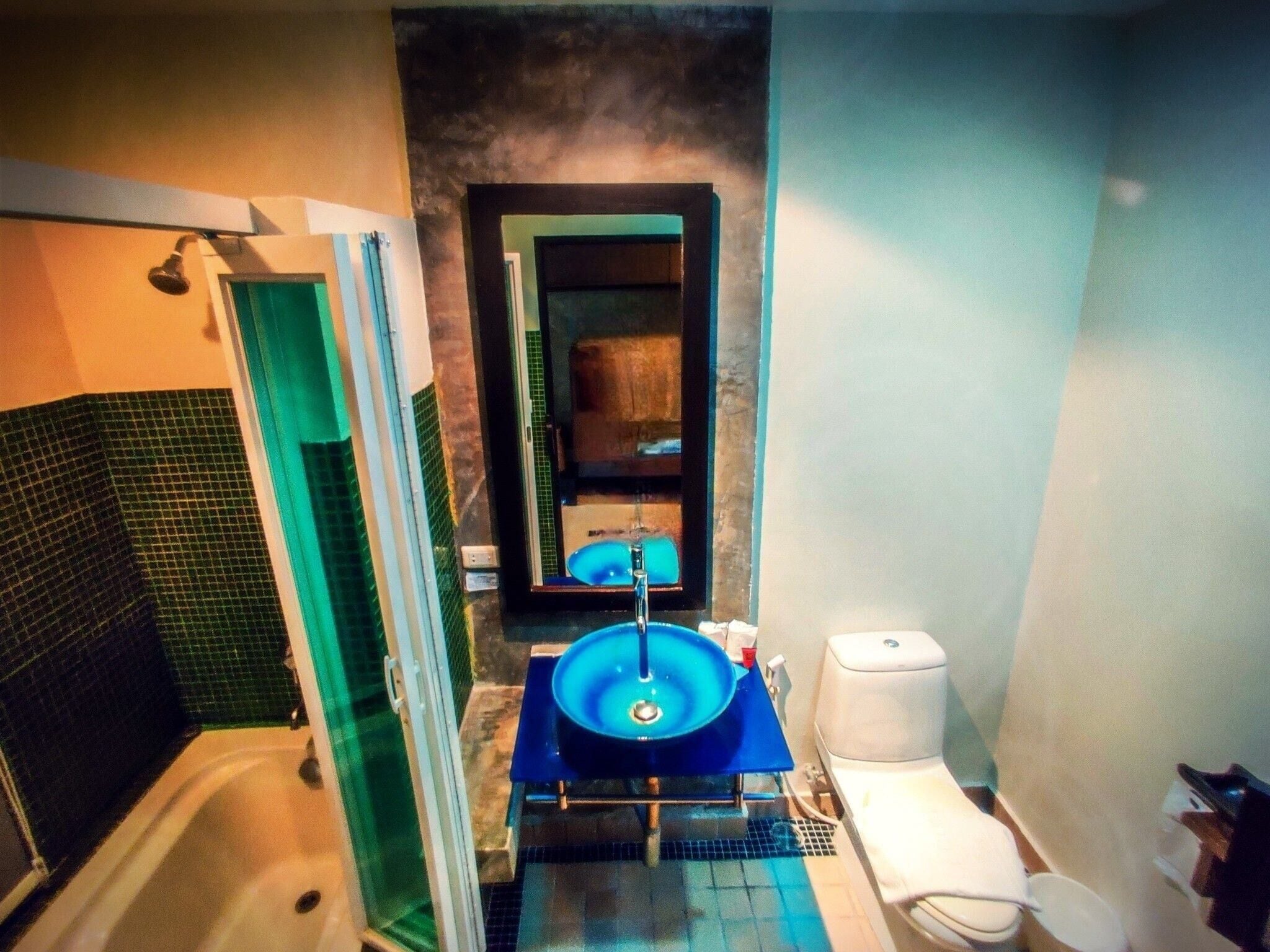 deluxe room | bathroom | shower, rainfall showerhead, free toiletries, hair dryer