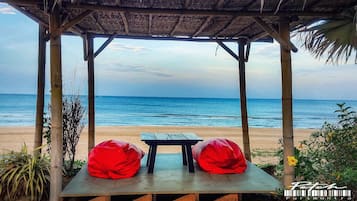 Breakfast, lunch, dinner served; Thai cuisine