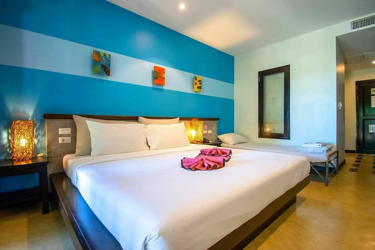 Habitación Deluxe | Minibar, caja de seguridad en la habitación y escritorio