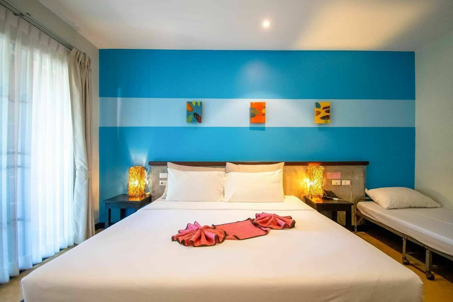 deluxe room | minibar, in-room safe, desk, free cots/infant beds