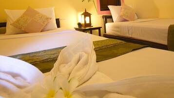 Single Cottage | Desk, rollaway beds, free WiFi