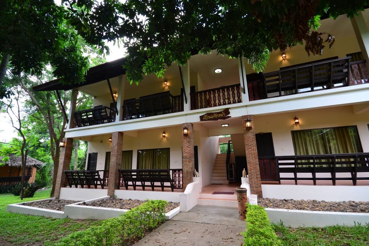 Deluxe Room | Bàn, giường gấp/giường phụ (phụ phí) 