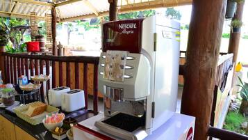 Se ofrece un desayuno a la carta (150 THB por persona)