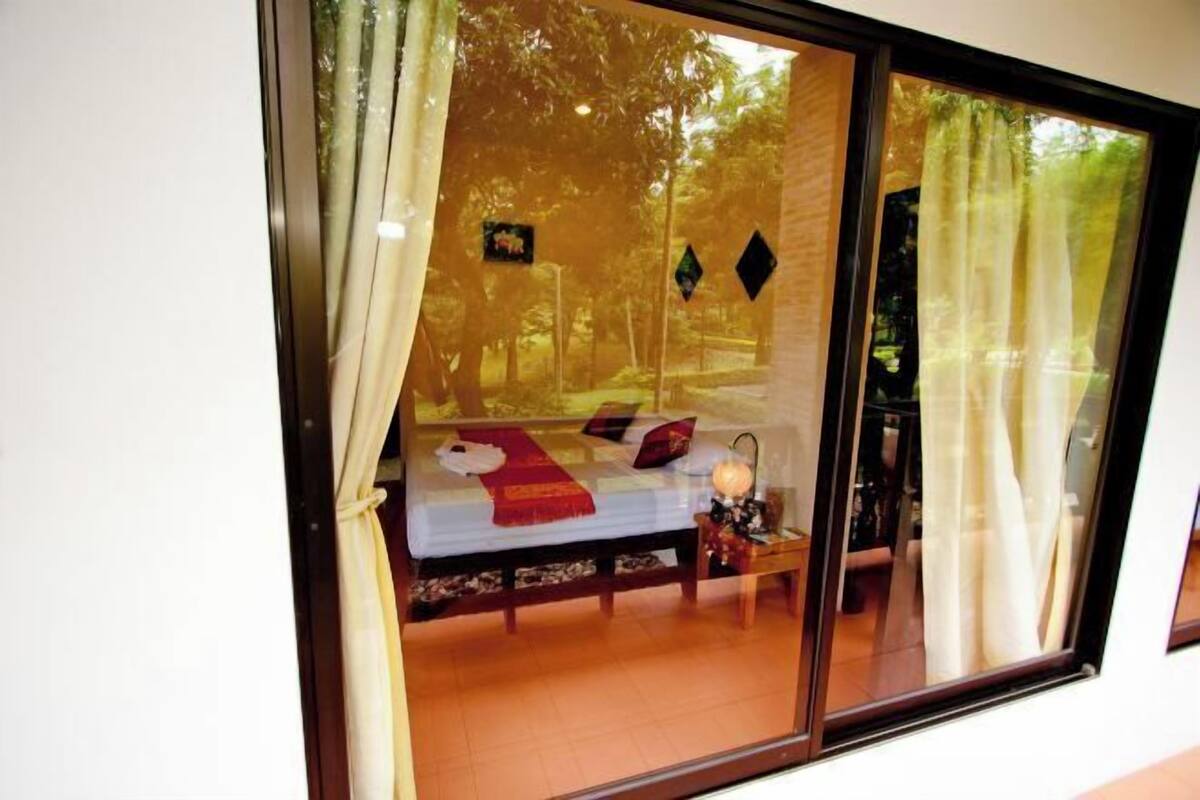 Bàn, giường gấp/giường phụ (phụ phí) 