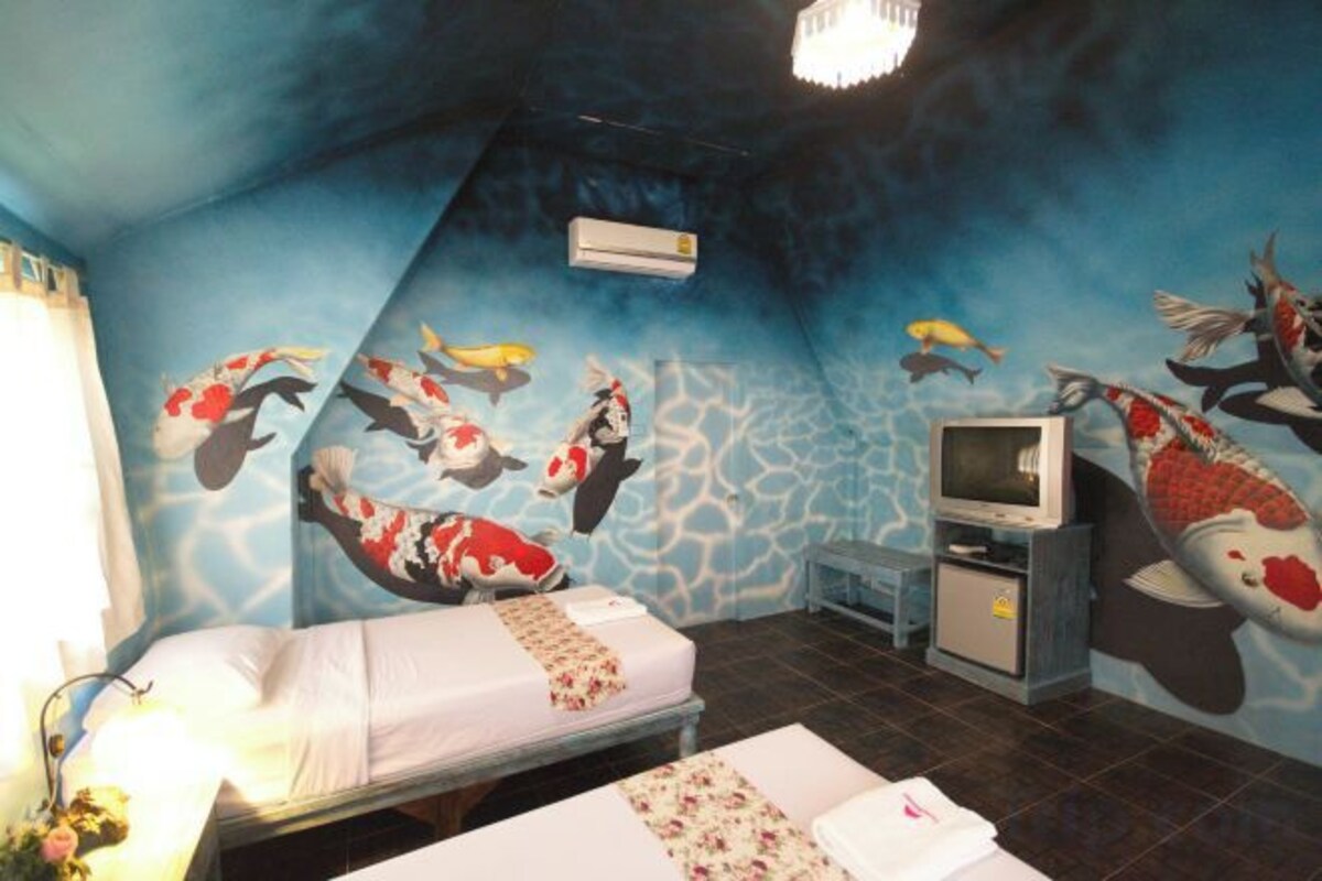 Desk, rollaway beds, free WiFi