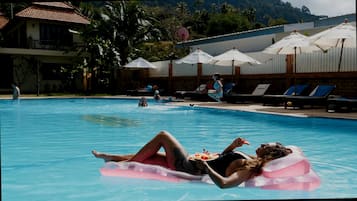 Piscine extérieure, parasols de plage, chaises longues