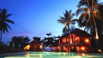 Außenpool, Sonnenschirme, Liegestühle