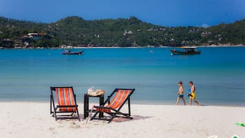 Plage, sable blanc, parasols, serviettes de plage