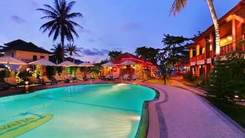 Outdoor pool, pool umbrellas, sun loungers