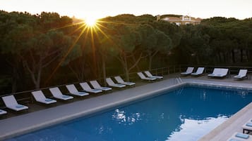 Outdoor pool, pool loungers