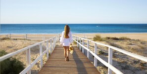 Ubicación cercana a la playa y toallas de playa