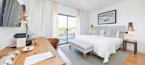 Dobbeltrom, sjøutsikt | Minibar, safe på rommet, blendingsgardiner og lydisolert