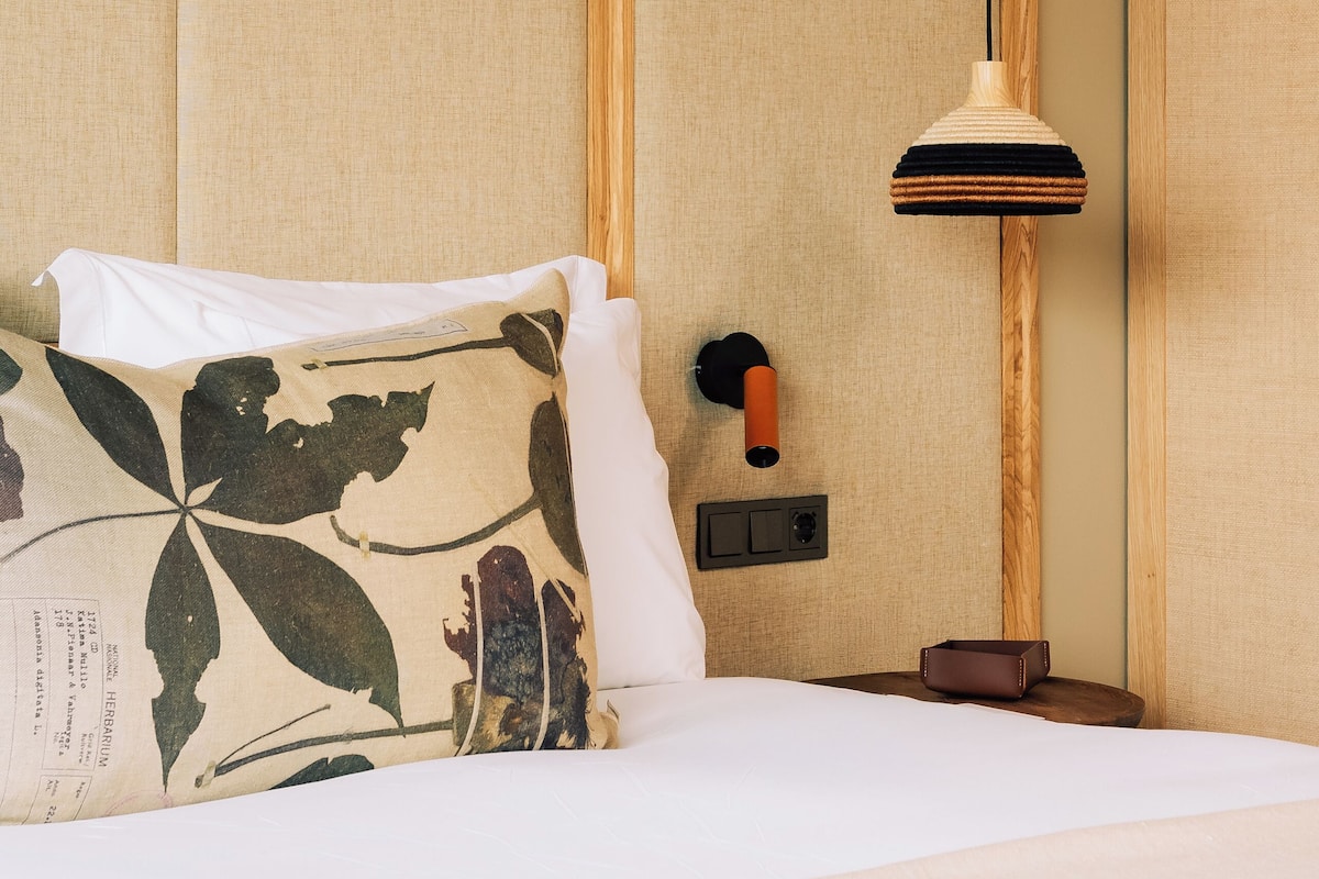 Suite, Terraza (Praia Collection) | Minibar, caja de seguridad en la habitación y cortinas blackout