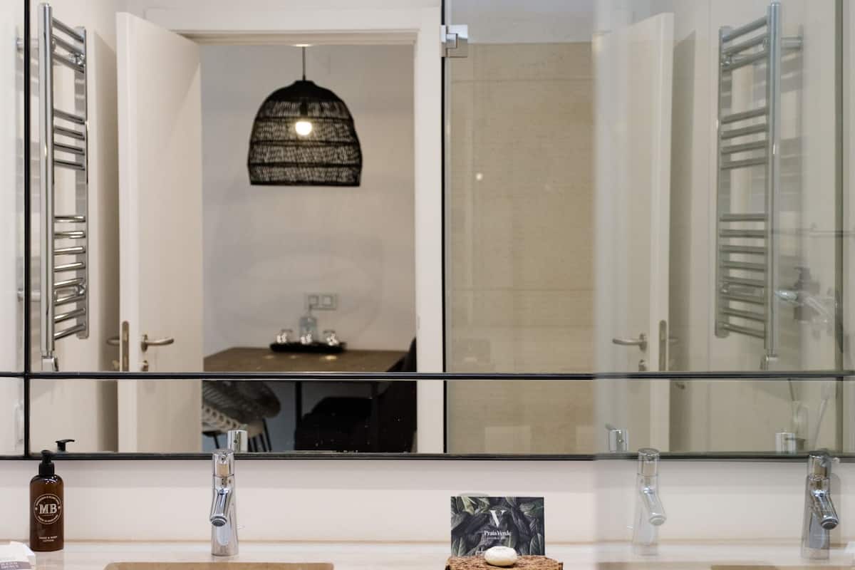 Amenidades de baño gratuitas, secadora de cabello, batas, pantuflas