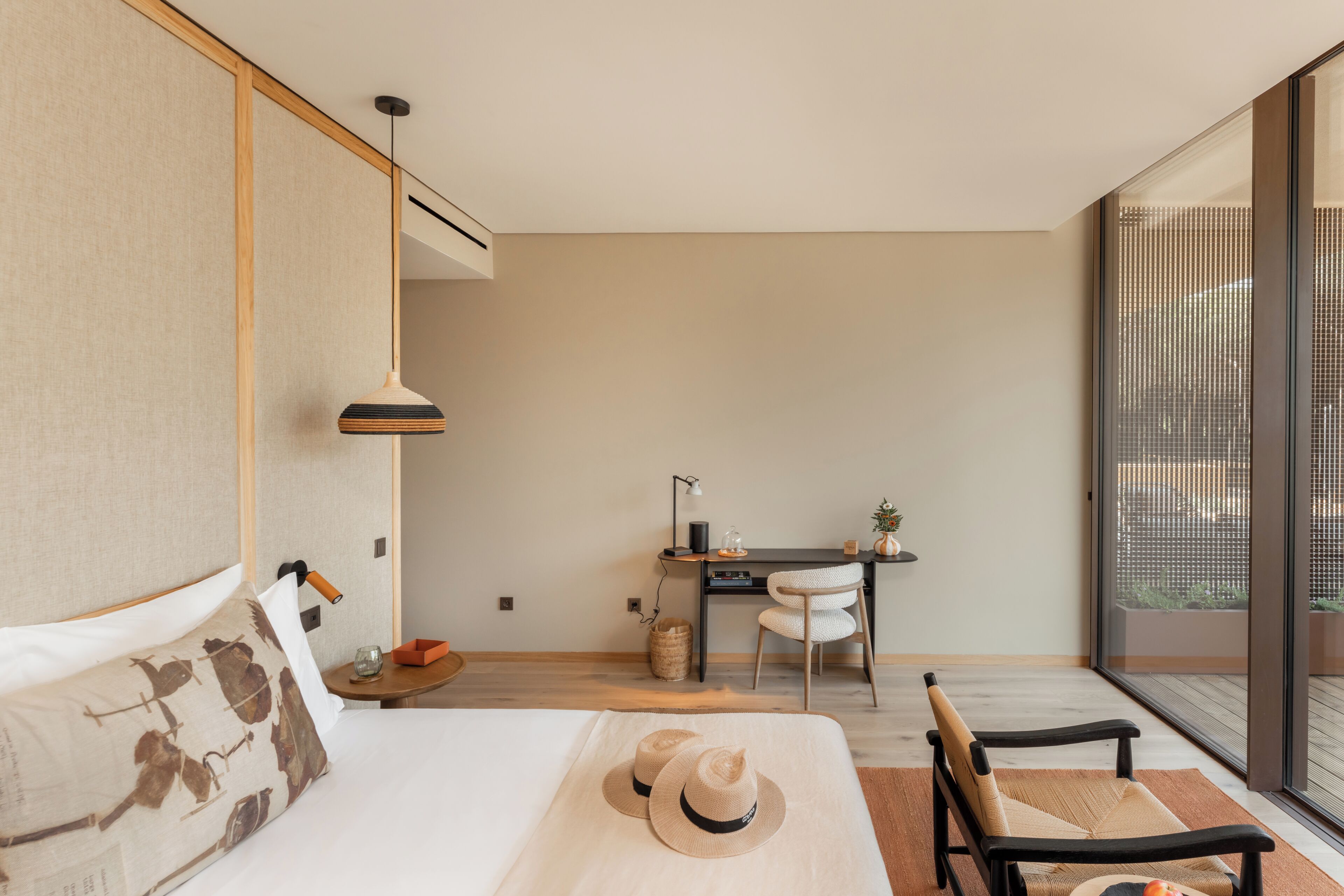 Une chambre à coucher moderne avec un grand lit, un bureau et une chaise.