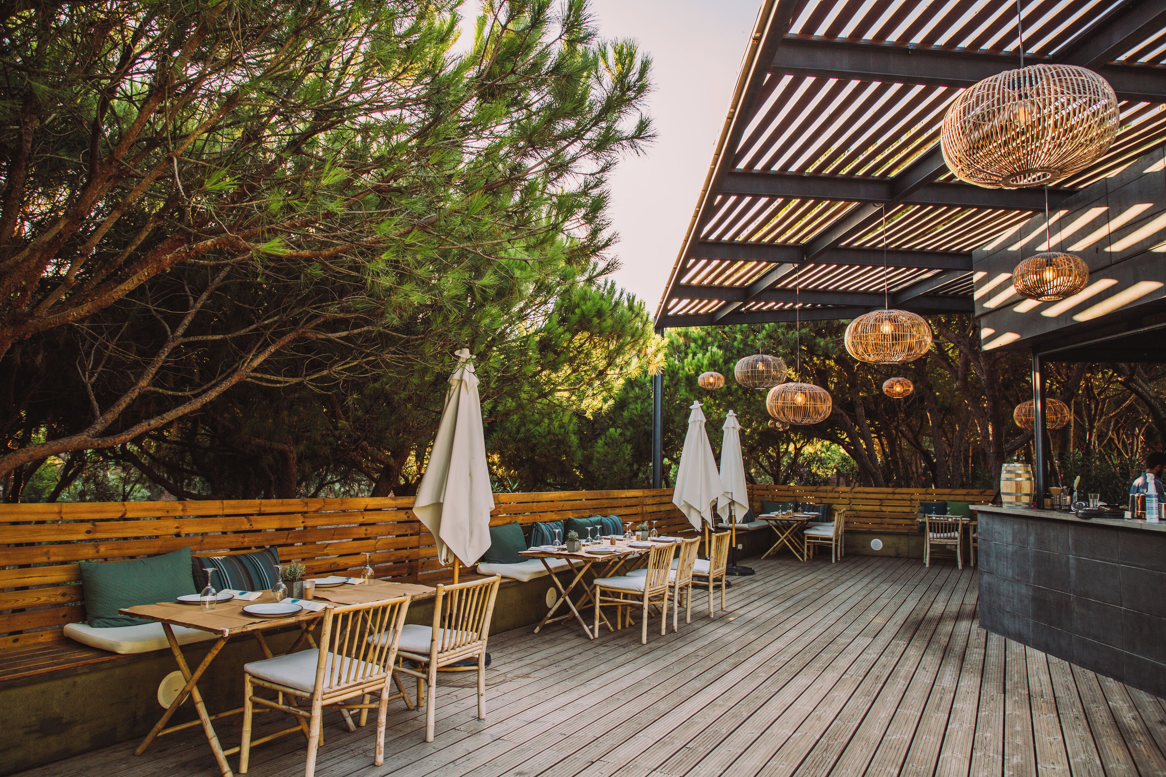 Quầy bar bên hồ bơi