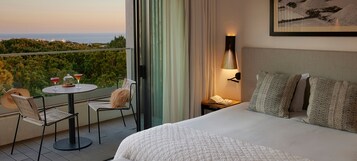 Quarto casal, vista para o mar | Frigobar, cofres nos quartos, cortinas blackout, quartos à prova de som