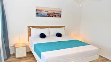 خزنة داخل الغرفة وأسرّة قابلة للطي