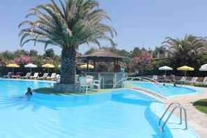 Outdoor pool - Pegasus Hotel (Corfu)