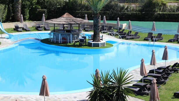 A swimming pool with lounge chairs and umbrellas, a small gazebo, and a palm tree. - Pegasus Hotel (Corfu)
