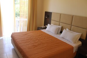 Dobbelt- eller tomannsrom | Safe på rommet, blendingsgardiner og strykejern/-brett