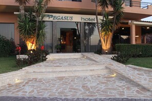 The entrance to Pegasus Hotel with stone steps and palm trees. - Pegasus Hotel (Corfu)