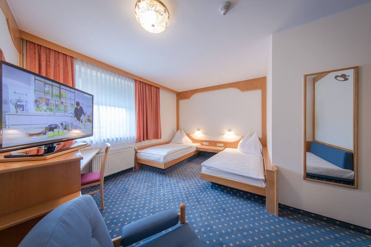 comfort double room | 1 bedroom, in-room safe, desk, laptop workspace