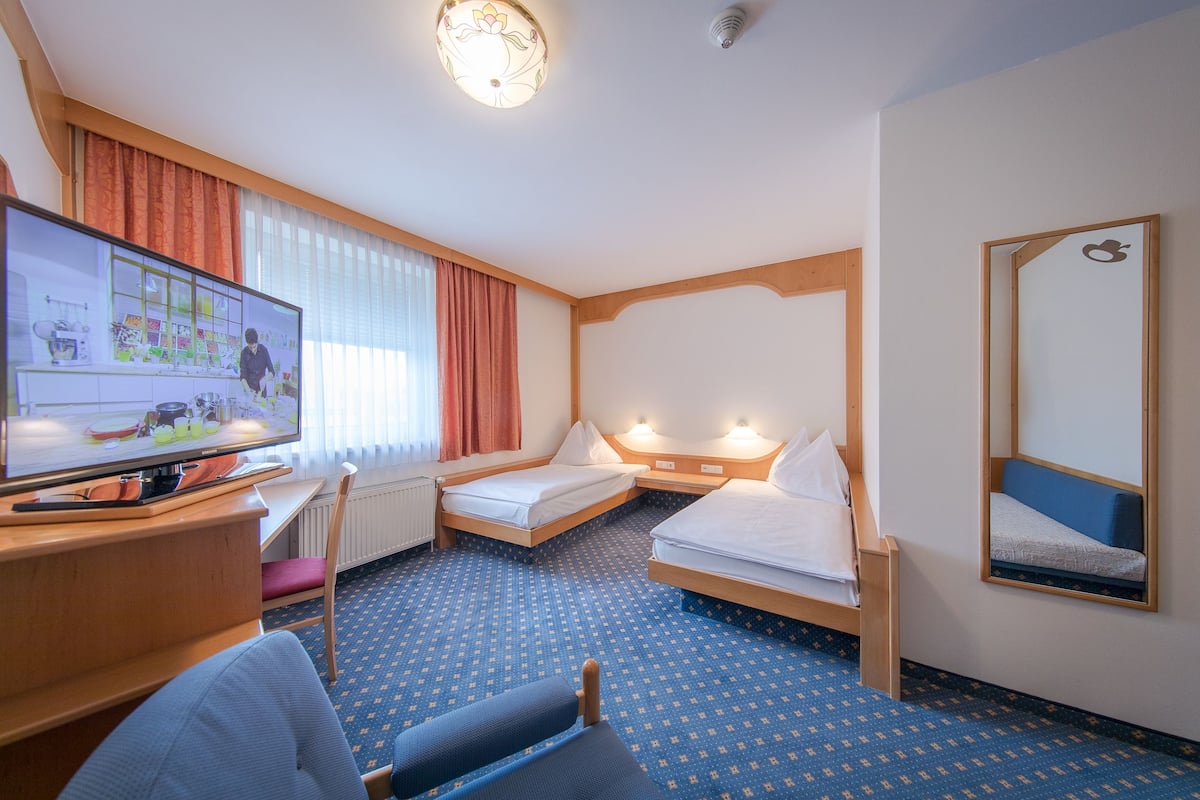 Kamar Double Comfort | Brankas, meja kerja, ruang kerja ramah laptop, dan tirai kedap cahaya