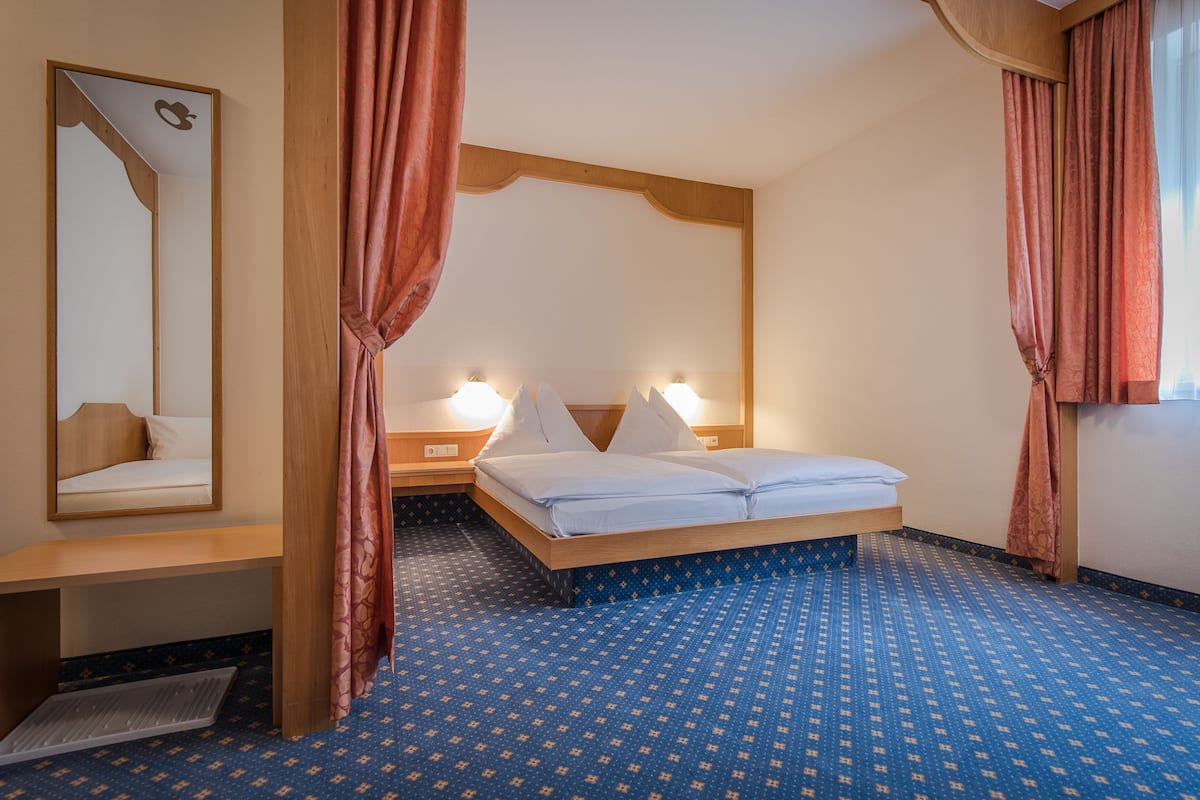 Kamar Double Comfort | Brankas, meja kerja, ruang kerja ramah laptop, dan tirai kedap cahaya