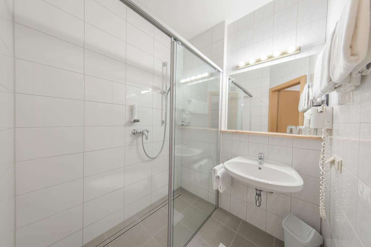 Shower, perlengkapan mandi gratis, pengering rambut, dan handuk