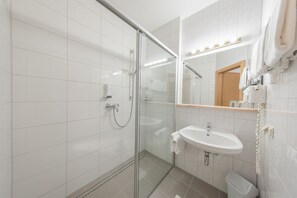 Een douche, gratis toiletartikelen, een haardroger, handdoeken