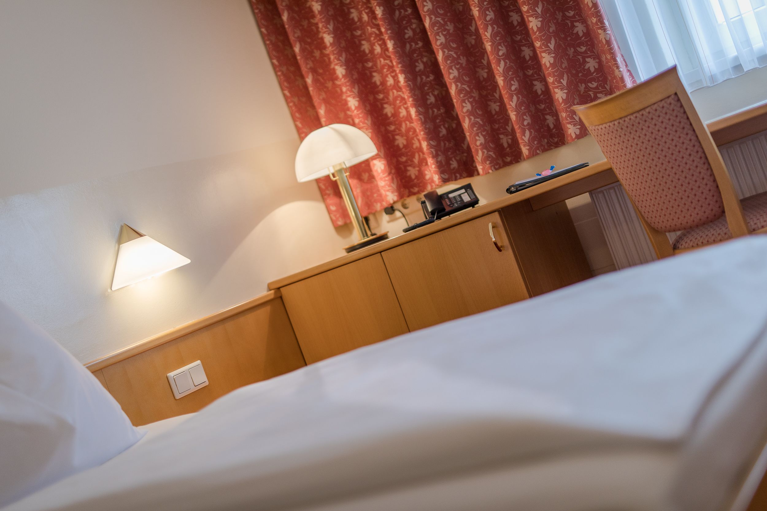 single room | 1 bedroom, in-room safe, desk, laptop workspace