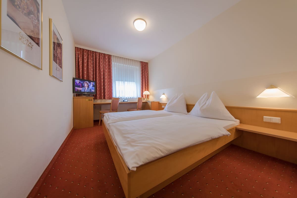 Kamar Double | Brankas, meja kerja, ruang kerja ramah laptop, dan tirai kedap cahaya