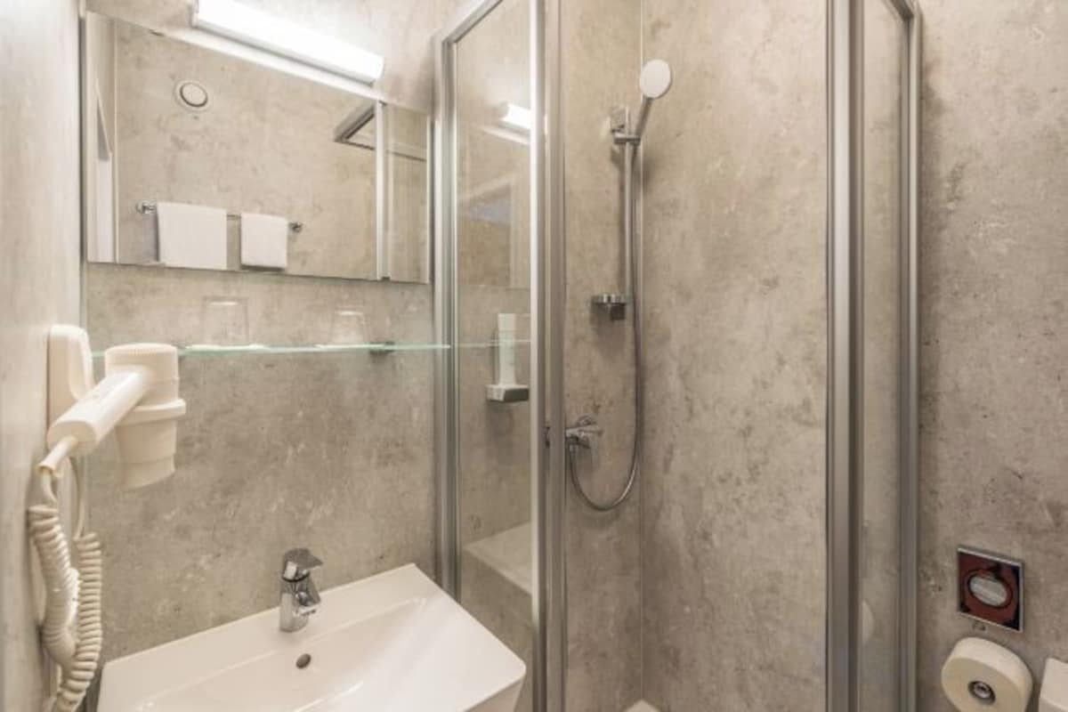 Shower, free toiletries, hair dryer, towels