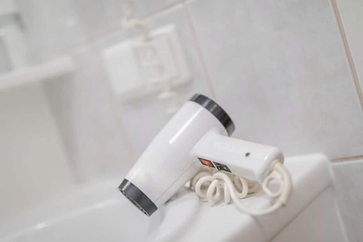 Kamar mandi | Shower, perlengkapan mandi gratis, pengering rambut, dan handuk