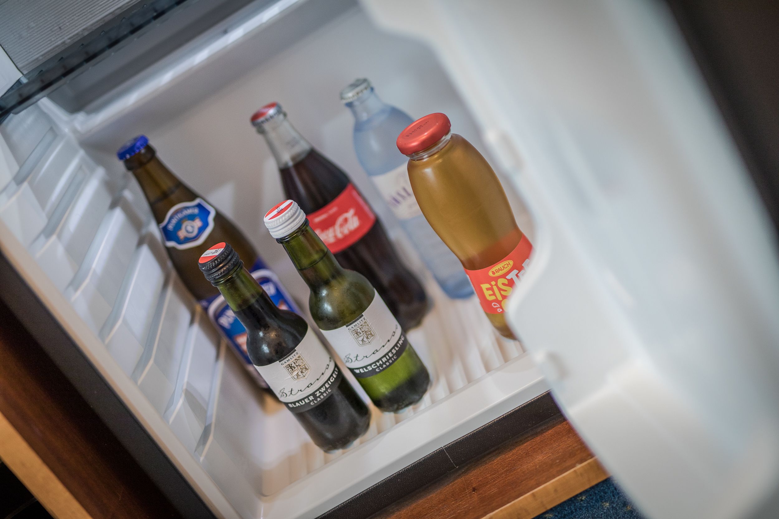 Ein Kühlschrank mit Getränkeflaschen.